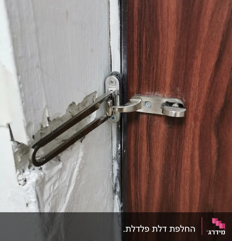 מנעול דלת מתכת על דלת עץ חומה